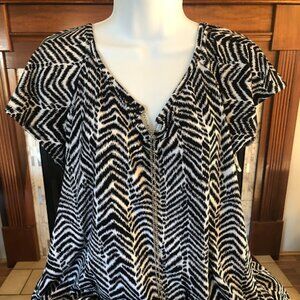 Cato Fashions Black & White print top with silver chain tie-Size XL